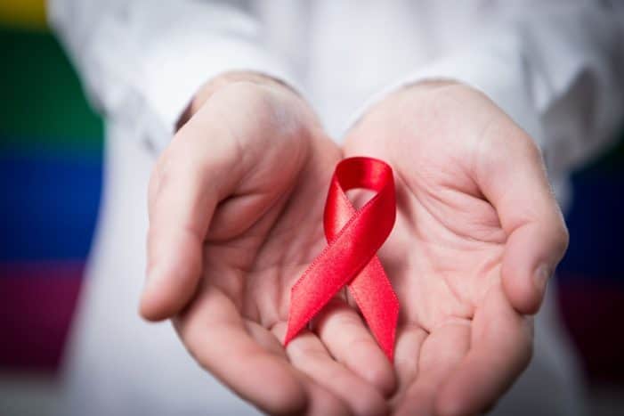 Melakukan tes HIV sebagai penanggulangan